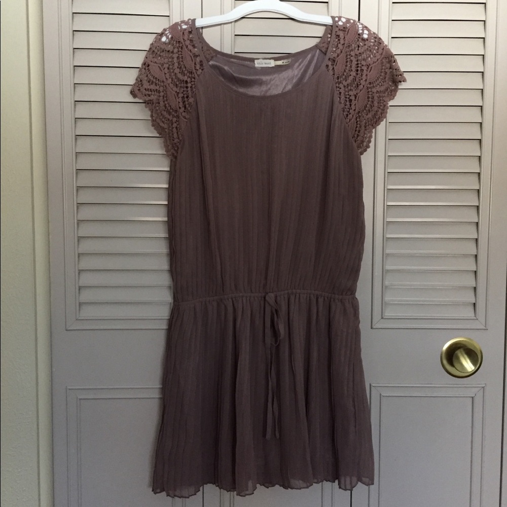 Pleated mauve dress with crochet sleeves